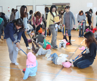 写真：親子カラダ遊び 「カラダとカラダのふれあい 　-家にある材料を工夫して遊ぼう-」